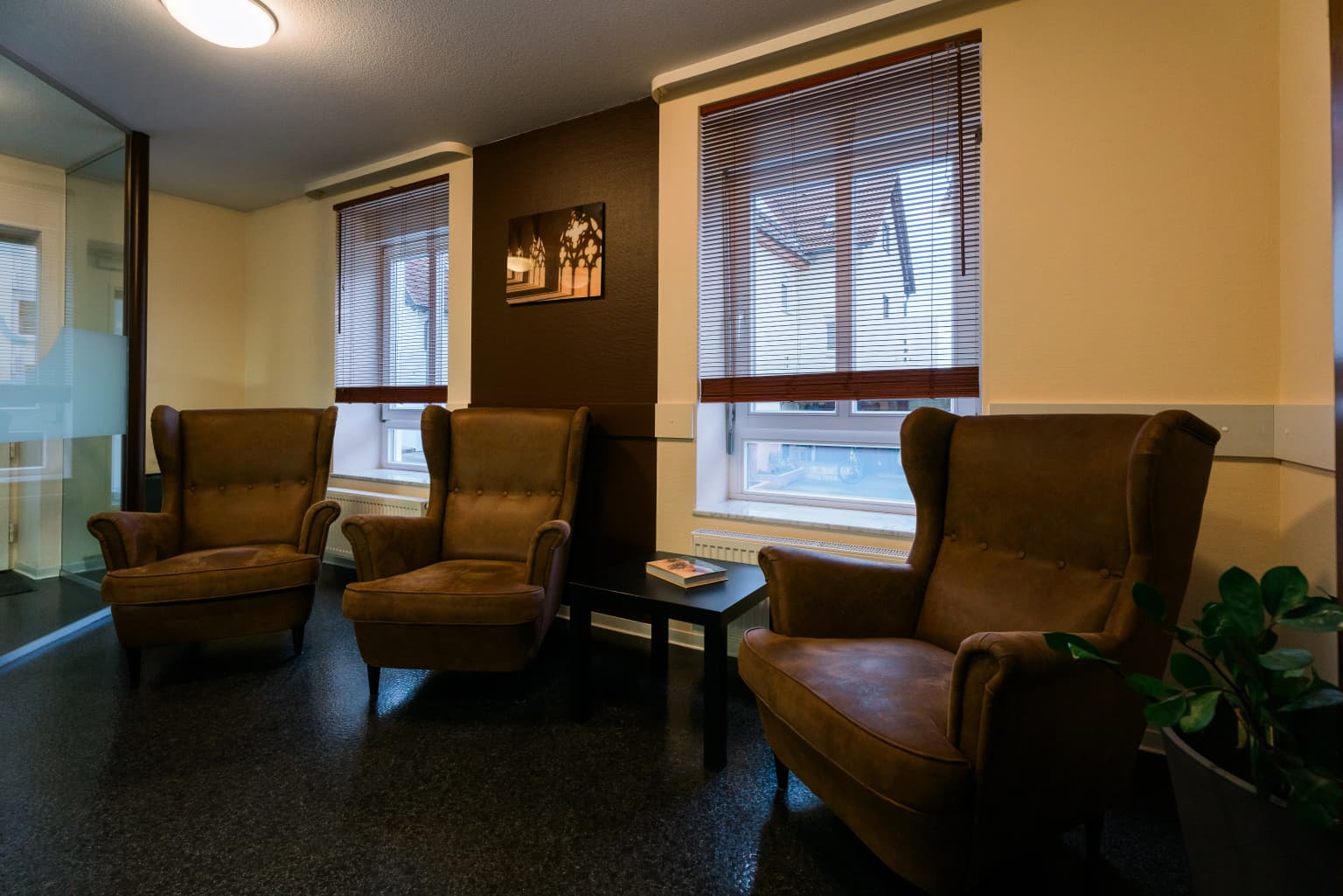 Zahnarztpraxis Dr. Jan Ploke: Lobby mit Sitzgelegenheiten, Getränken und Zeitschriften